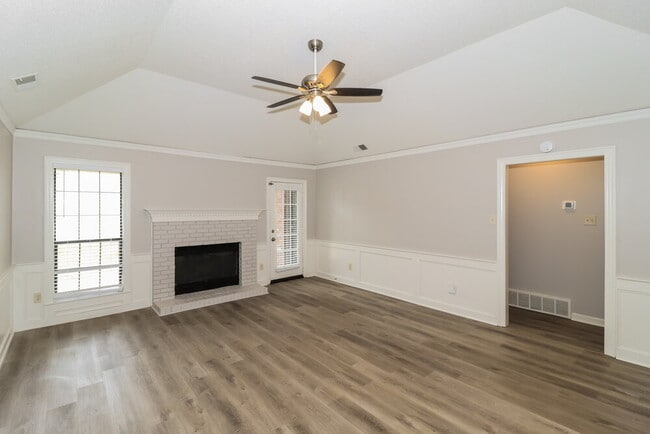 Building Photo - 5996 Lawnhill Dr