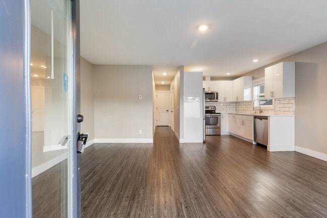 Building Photo - Newly Renovated and Modern 2BR Apartments ...
