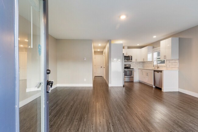 Foto del edificio - Newly Renovated and Modern 2BR Apartments in Columbia City