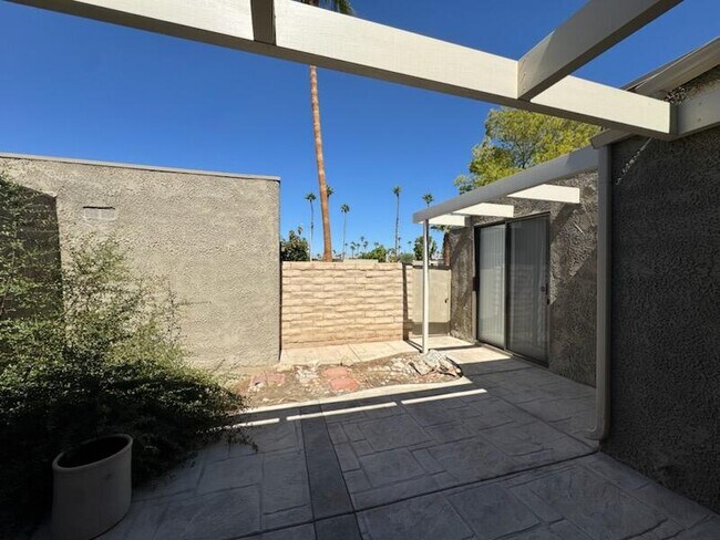 Building Photo - 837 N Calle De Pinos