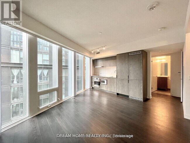 Building Photo - 60 Shuter St