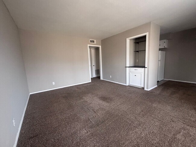 Foto del edificio - 1 Bed / 1 Bath at Willow Creek Condos – 68th & Yale $975/month | $975 Security Deposit