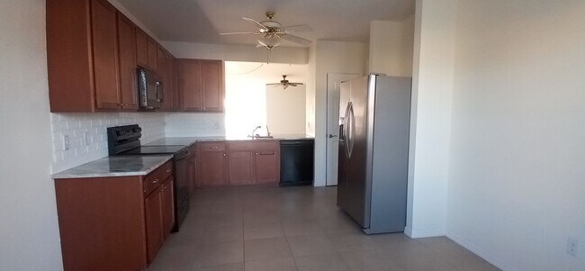 Foto del edificio - Coming Soon: Charming and Cozy 3 bedroom / 2 bathroom Home with 2 Car Garage, Lake View in Gated ...