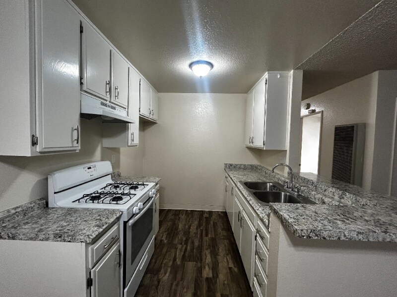 Primary Photo - 5134 N Glendora Ave