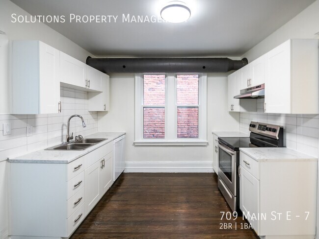 Photo du bâtiment - **Newly Renovated 2 Bedroom Unit**