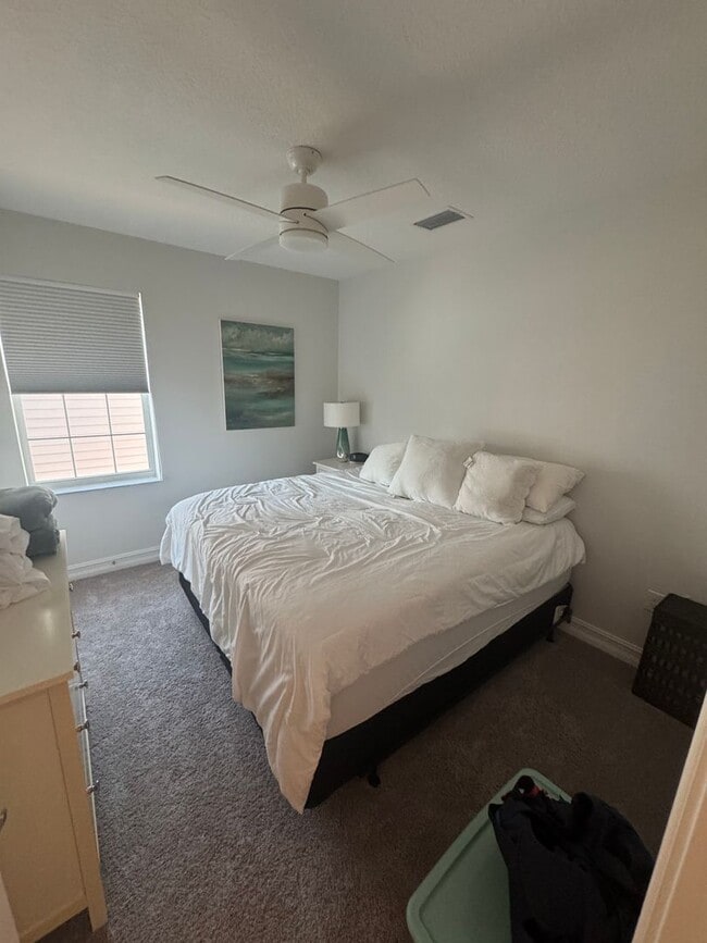 Building Photo - 4 bedroom, 2.5 bath Townhome