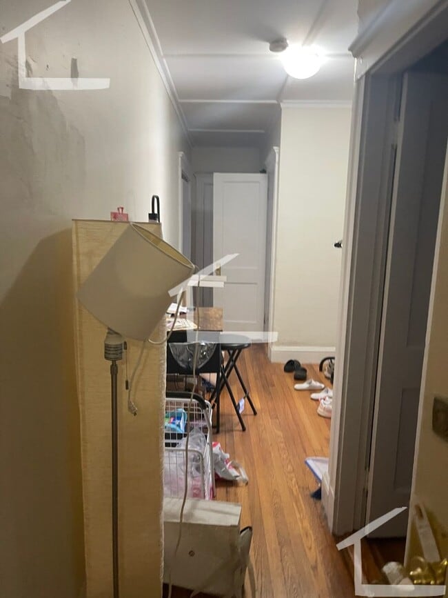 Building Photo - Clean and Spacious Studio Hardwood, Bay wi...