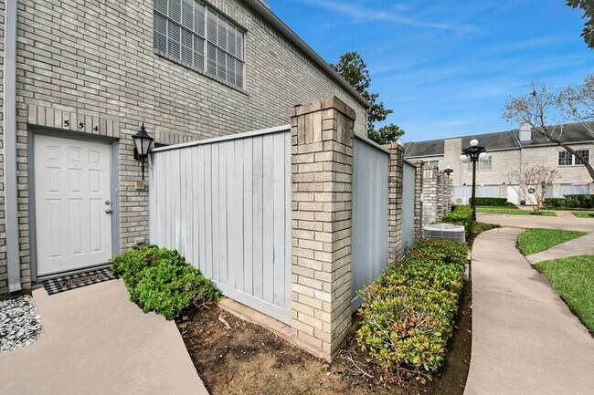 Building Photo - 554 Wilcrest Dr