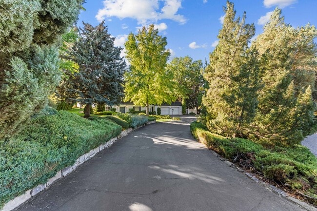 Building Photo - 990 Parkhill Dr