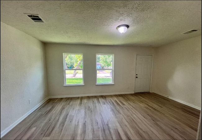 Foto del edificio - 5915 Beldart St