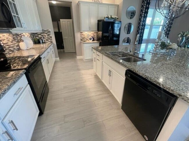 Building Photo - Beautiful 5 bedroom single family home in ...