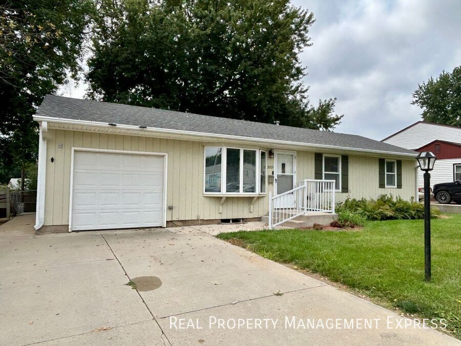 Primary Photo - Modern 2 Bedroom + Den, 2 Bath House