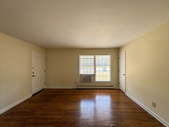 Building Photo - Conveniently Located 2 Bed 1.5 First Floor Unit
