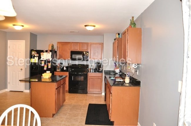 Building Photo - Large 4 bedroom home in Jacobs Creek