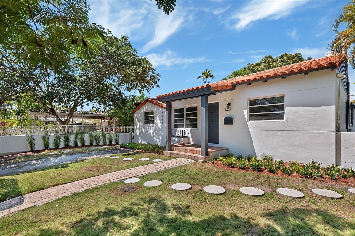 Building Photo - 2327 SW 22nd Terrace