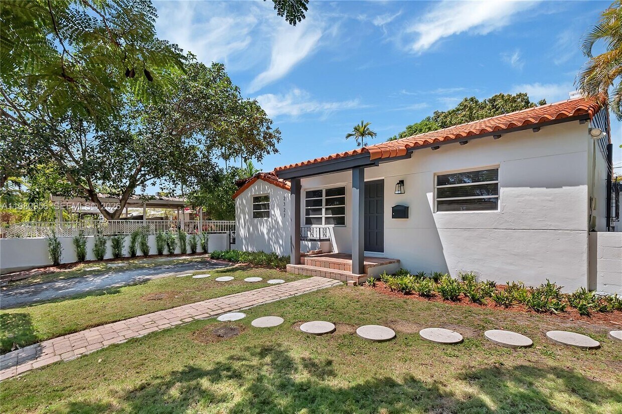 Foto del edificio - 2327 SW 22nd Terrace