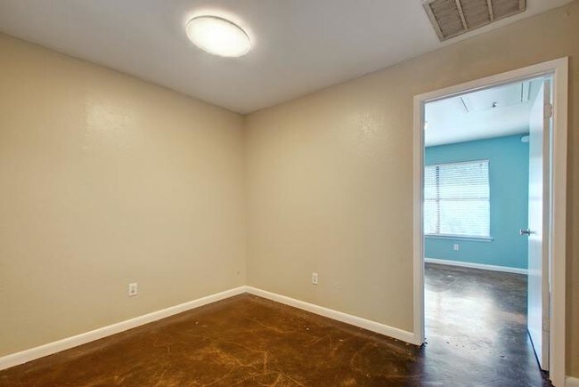 Building Photo - Wonderful Secluded Condo in Old South Austin