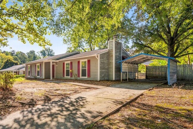 Building Photo - SW, Large Ranch home, Vaulted Ceilings, Fire Place, Fenced Yard!