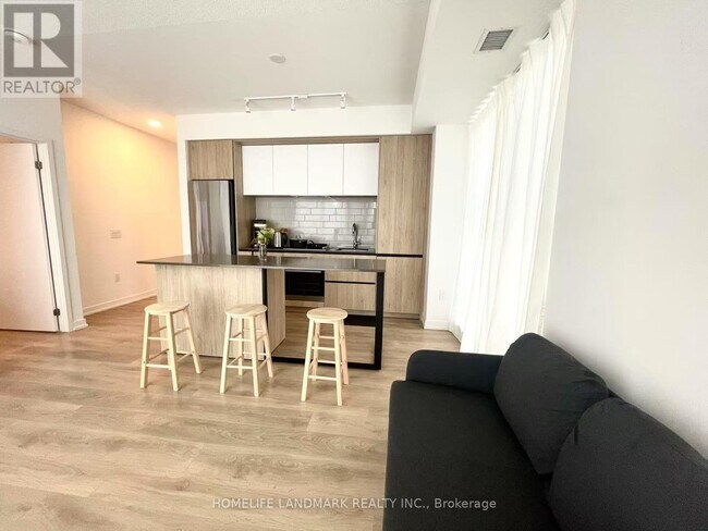 Photo du bâtiment - 225-W225 Sumach St