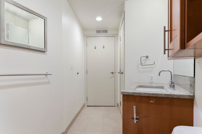Foto del edificio - Washington Square Luxury Living on 10th Fl...