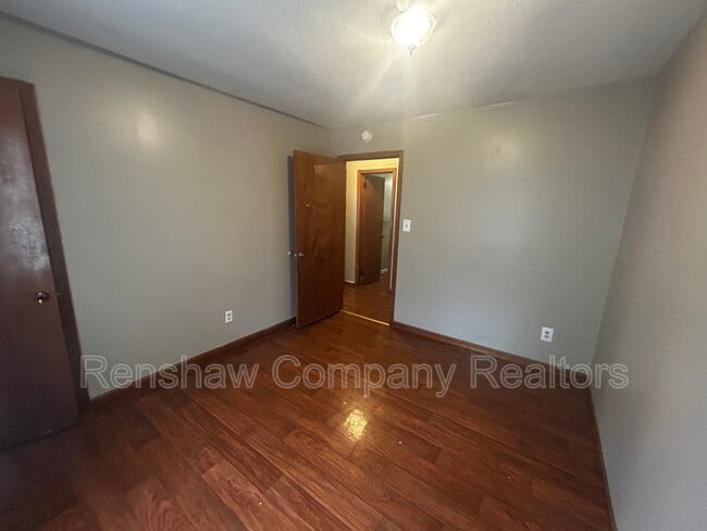 Building Photo - 109 McLin St