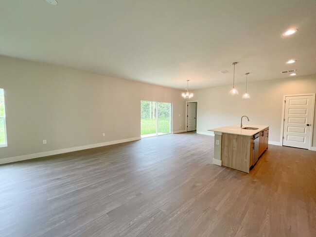 Building Photo - Available NOW! Adorable 4 Bedroom, 2 Bathr...