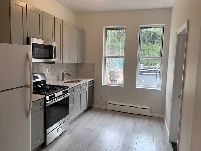 Foto del edificio - 102 Graham Ave