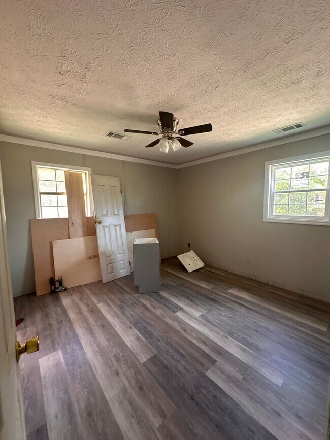 Foto del edificio - 4 Bed 2 Bath House - Under Renovations