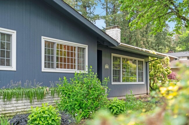Building Photo - Spacious, well-cared for 4-bdrm/3-bath split-level—Family/laundry rooms, backyard, garage