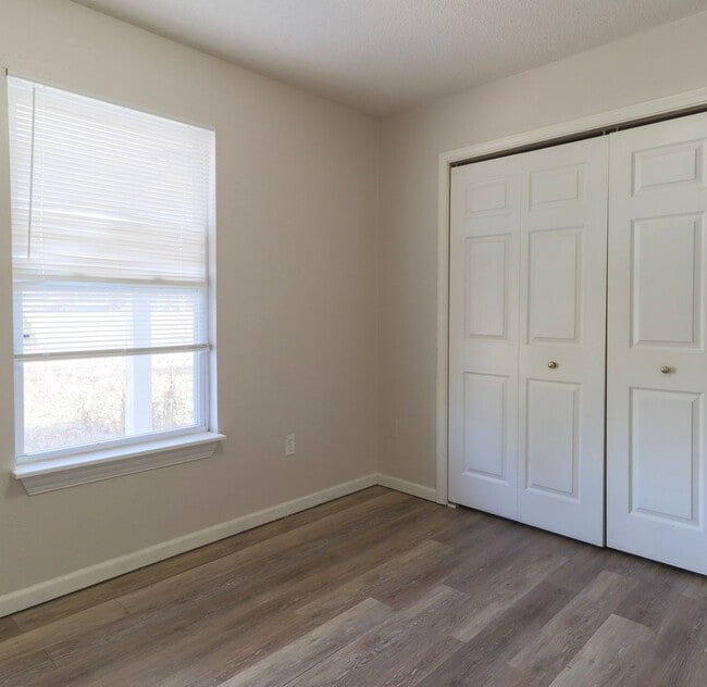 Building Photo - Cute House with large backyard