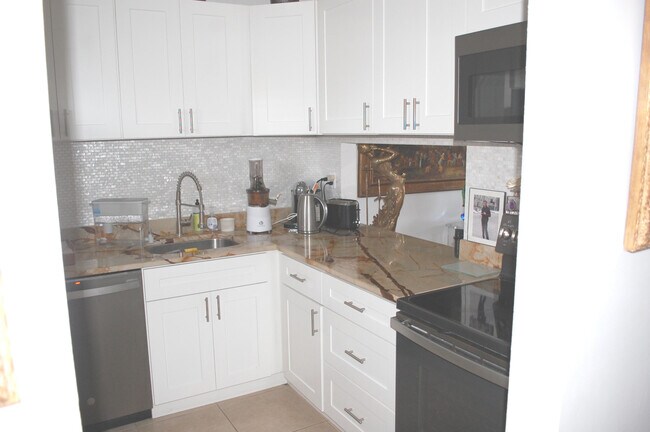 Building Photo - 2770 Garden Dr S