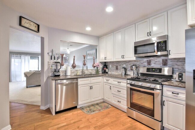 Building Photo - 17125 Creekside Cir