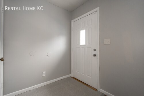 Building Photo - 3-bed/1-bath Split Level Duplex  #804