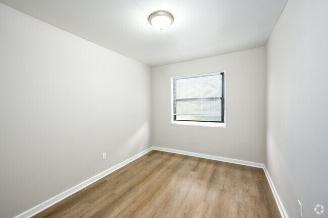 2 habitaciones, 1 baño - 565 pies cuadrados - Dormitorio - 1625-1633 Morris Rd SE