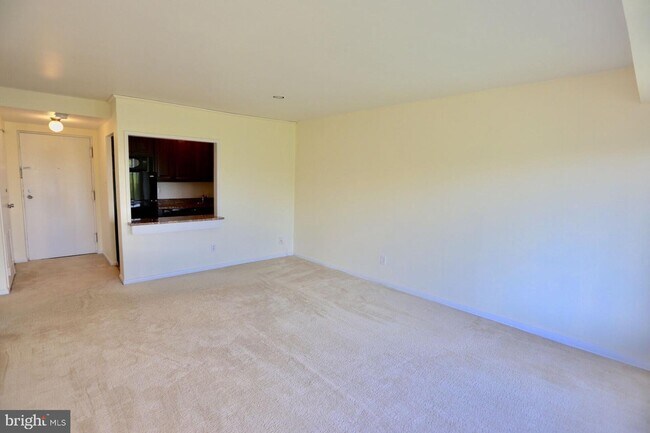 Building Photo - 6001 Arlington Blvd