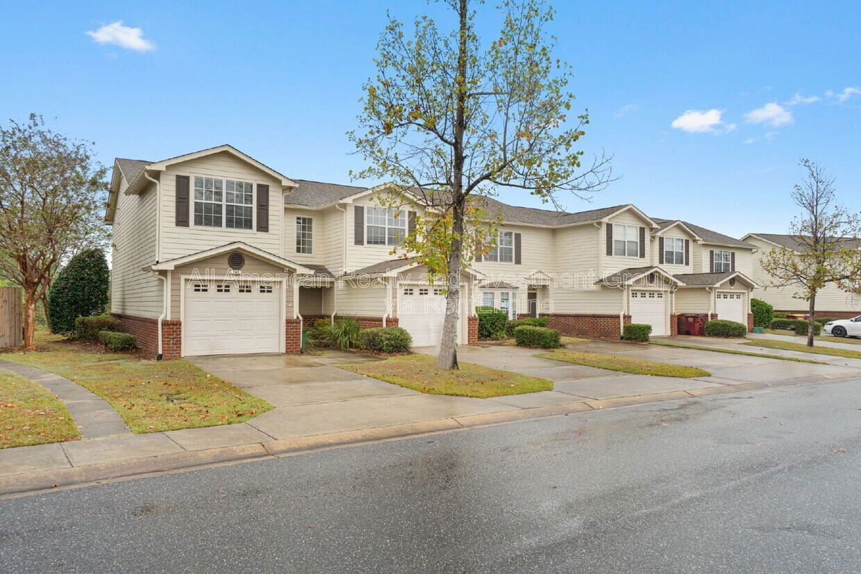 Primary Photo - 747 Majestic Dr