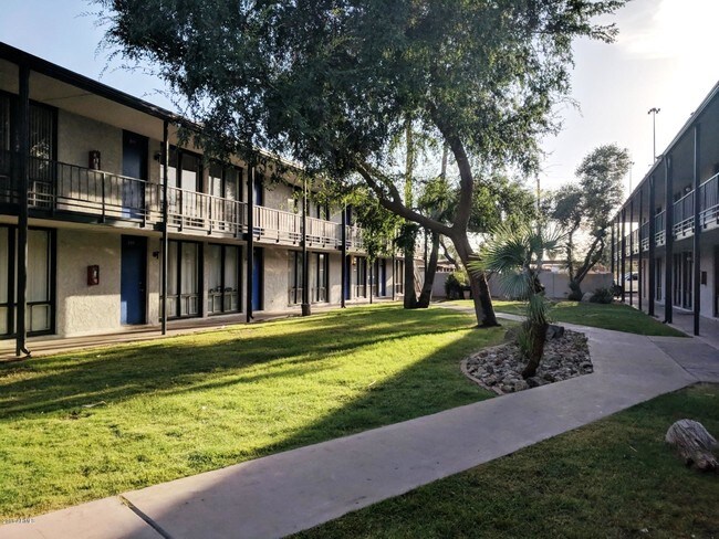 Foto del edificio - 2339 W Northern Ave