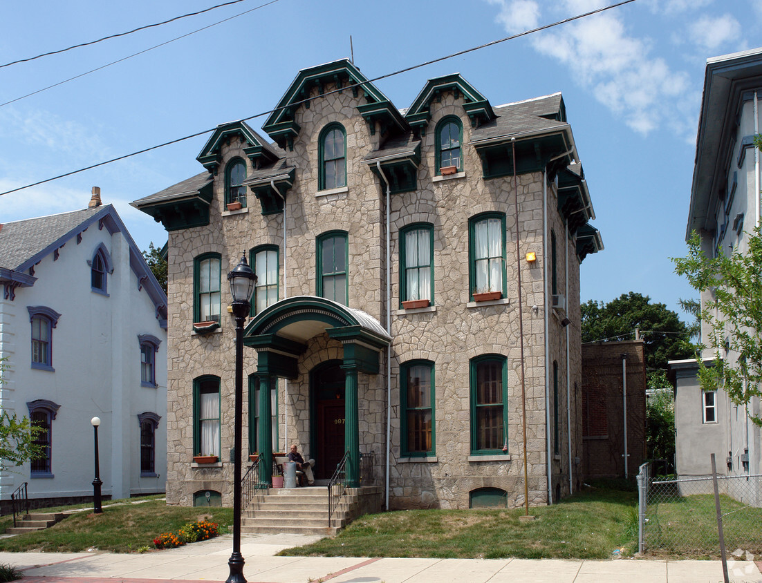 Primary Photo - 907 Dekalb St
