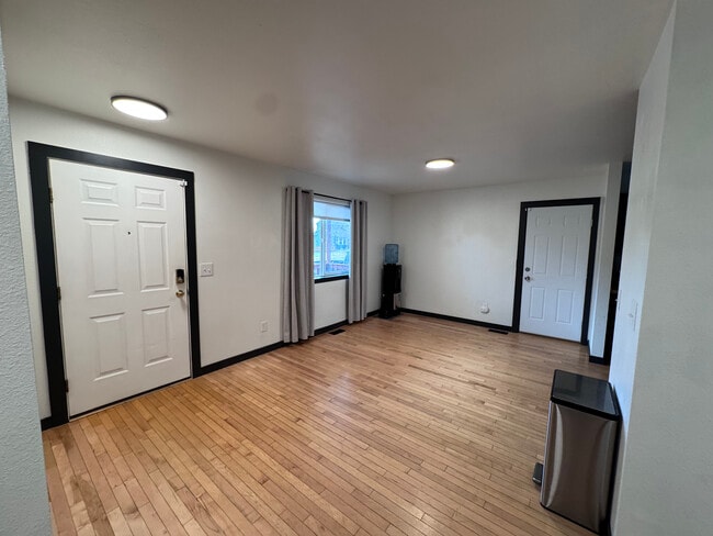 Building Photo - 705 Green Tree Dr