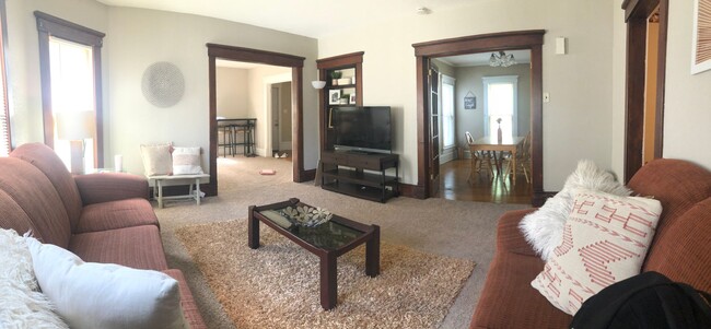 Building Photo - Large 4-Bed House in Historic Cedar Falls