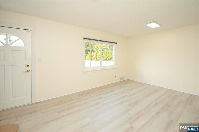 Foto del edificio - 33-04-IX Halsey Rd