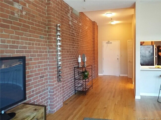 Building Photo - 32 Haviland St