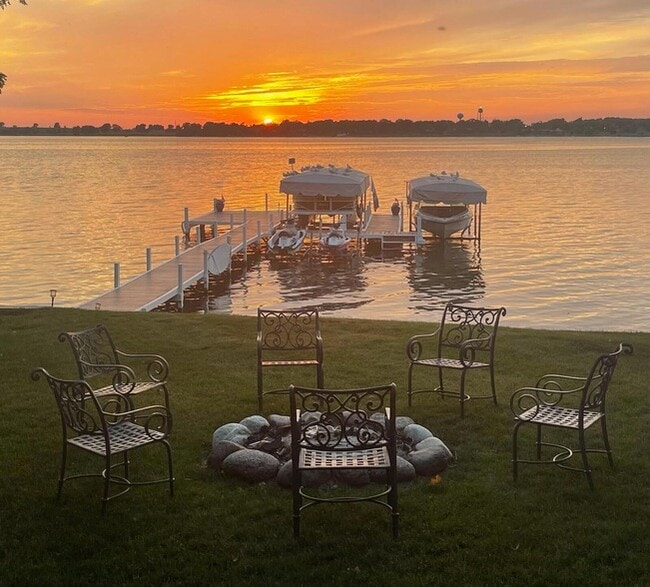 Building Photo - 1415 S Shore Dr