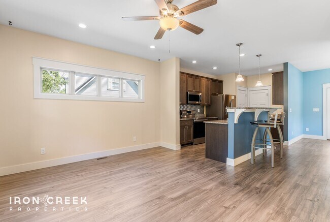 Foto del edificio - Modern Three-Bedroom Home with Screened Po...