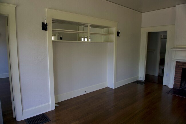 Building Photo - *** Unit is not available for showings until 01/01/2026 ***