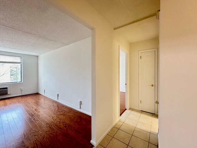 Building Photo - 1525 E Putnam Ave