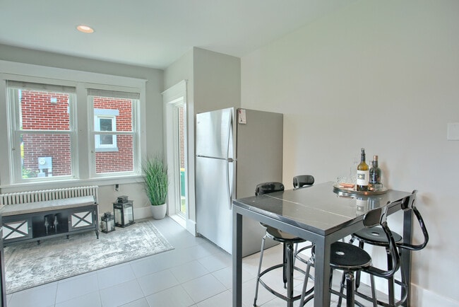 Building Photo - 144 W Chocolate Ave