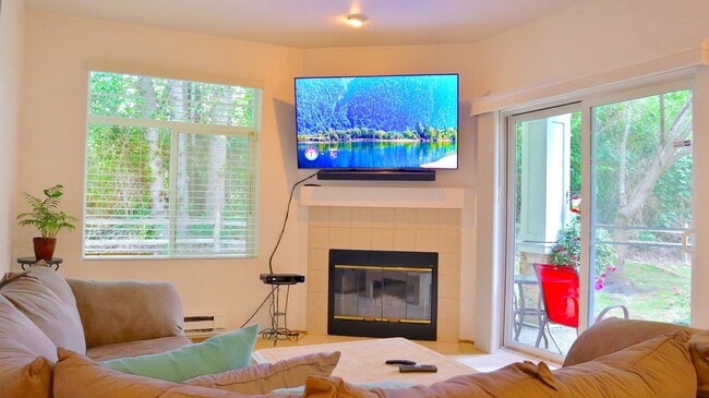 Building Photo - Clean 2 bed 2 bath Condo - Close to Everyt...