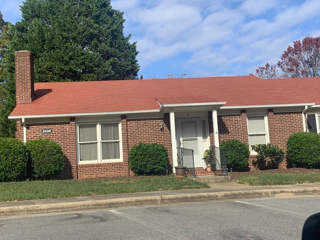 Primary Photo - Browns Quarters One Level End Unit