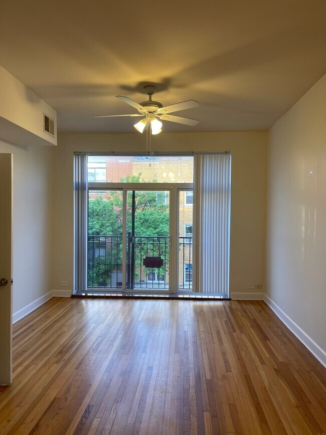 Foto del edificio - 908 N Damen Ave